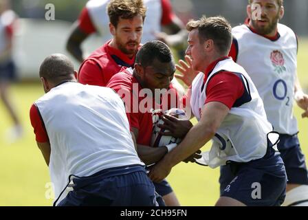 L'Angleterre Semesa Rokoduguni et George Ford pendant la séance de formation au Brighton College. Banque D'Images