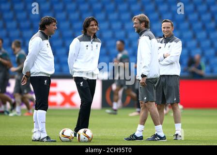 Jurgen Klopp, directeur de Liverpool (deuxième à droite), avec son personnel d'entraînement lors de la formation à Liverpool la veille de la finale de l'Europa League, Bâle, Suisse. Banque D'Images