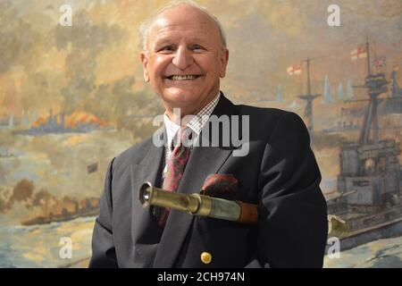 Jock McGrigor tenant le télescope qui a sauvé la vie de son père le lieutenant Rhoderick McGrigor, pendant la bataille de Jutland, qui fait partie des artefacts d'une nouvelle exposition pour marquer le centenaire de la plus grande bataille navale de l'histoire, au Musée national de la Marine royale de Portsmouth. Banque D'Images