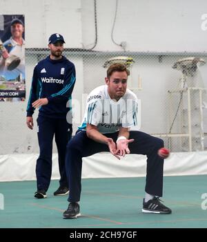 James Vince (à gauche) et Stuart Broad, en Angleterre, lors d'une séance de filets à Headingley, Leeds. Banque D'Images