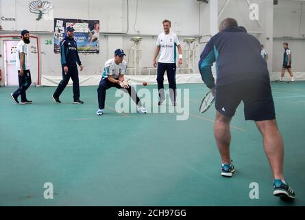 (De gauche à droite) Moeen Ali, James Vince, le capitaine Alastair Cook et Stuart Broad pendant une séance de filets à Headingley, Leeds. Banque D'Images