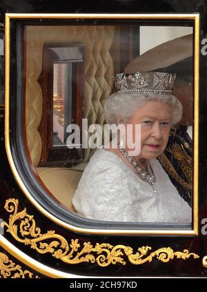 NOTE RÉCOLTE ALTERNÉE la reine Elizabeth II quitte Buckingham Palace, Londres, avant l'ouverture de l'État du Parlement. Banque D'Images