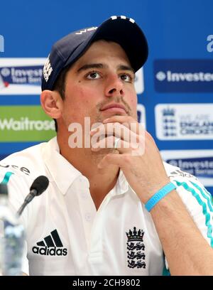 Le capitaine d'Angleterre Alastair Cook lors d'une conférence de presse après la séance de filets intérieurs à Headingley, Leeds. Banque D'Images