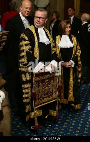 (De gauche à droite) le leader de la Chambre des communes Chris Grayling, le secrétaire à la Justice Michael Gove et le président Lord, la baronne d'Souza, dans le porche normand, avant l'ouverture du Parlement à la Chambre des Lords, au Palais de Westminster à Londres. Banque D'Images