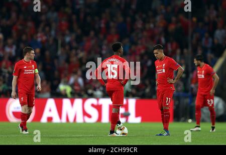 Daniel Sturridge de Liverpool (au centre à gauche) et Roberto Firmino de Liverpool se préparent à démarrer après que Kevin Gameiro de Séville (non représenté) ait obtenu le premier but du match lors de la finale de l'UEFA Europa League à St. Jakob-Park, Bâle, Suisse. Banque D'Images