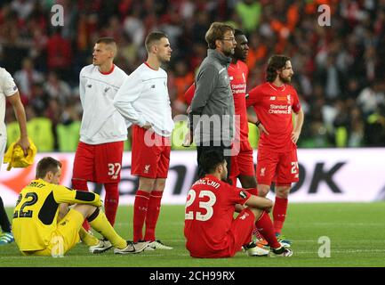 Jurgen Klopp, directeur de Liverpool (au centre), et Jordan Henderson (au centre à gauche), de Liverpool, ont été abattus lors de la finale de l'UEFA Europa League à St. Jakob-Park, Bâle, Suisse. Banque D'Images