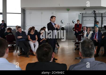 Andy Burnham, secrétaire de Shadow Home et député de Leigh, s'exprime au Lowry Theatre de Manchester, alors qu'il lance sa campagne pour être le candidat du Parti travailliste au maire du Grand Manchester. Banque D'Images