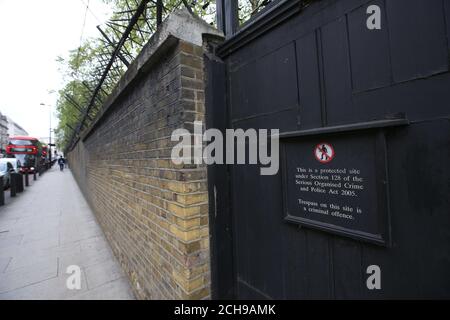 Un panneau prévient contre l'intrusion sur une porte d'entrée dans le mur entourant Buckingham Palace dans le centre de Londres. Scotland Yard a déclaré qu'un homme de 41 ans avait été arrêté après avoir escaladé un mur périmétrique au palais mercredi soir. Banque D'Images