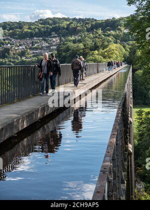 Des piétons traversent l'aqueduc de Pontcysyllte, site classé au patrimoine mondial du Canal, qui traverse la rivière Dee près de Wrexham North Wales UK Banque D'Images
