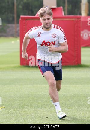 Luke Shaw de Manchester United, pendant la séance d'entraînement au complexe d'entraînement Aon de Carrington, avant leur match final de la coupe FA avec Crystal Palace samedi. Banque D'Images