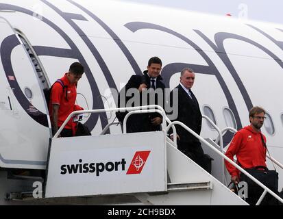 Le directeur de Liverpool, Jurgen Klopp (à droite), le directeur général, Ian Ayre (deuxième à droite) et Roberto Firmino (à gauche) arrivent à l'aéroport John Lennon de Liverpool. Banque D'Images