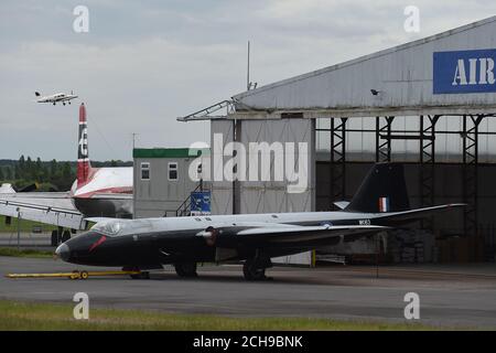 Le bombardier WK163 de Canberra, un avion record de l'âge d'or du vol britannique, qui doit être restauré dans le ciel par l'équipe qui a replacé un bombardier Vulcan dans les airs, est dévoilé à la base aérienne classique de Coventry. Banque D'Images