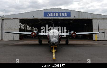 Le bombardier WK163 de Canberra, un avion record de l'âge d'or du vol britannique, qui doit être restauré dans le ciel par l'équipe qui a replacé un bombardier Vulcan dans les airs, est dévoilé à la base aérienne classique de Coventry. Banque D'Images