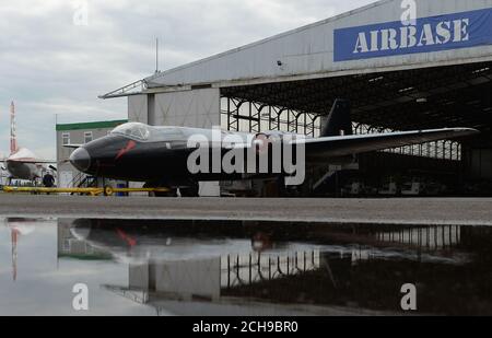 Le bombardier WK163 de Canberra, un avion record de l'âge d'or du vol britannique, qui doit être restauré dans le ciel par l'équipe qui a replacé un bombardier Vulcan dans les airs, est dévoilé à la base aérienne classique de Coventry. Banque D'Images