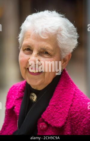 LIA Lesser, 85 ans, qui a été secouru comme enfant par le Kindertransport mis en place par Sir Nicholas Winton, à son service commémoratif à l'ancienne bibliothèque du Guildhall, dans le centre de Londres. Banque D'Images