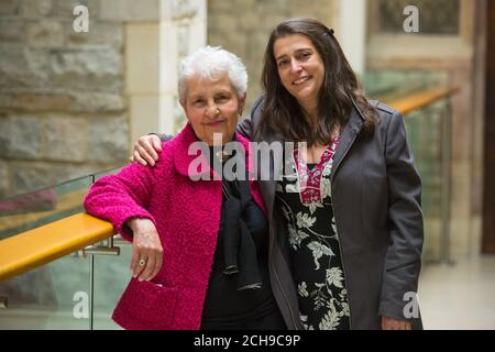 LIA Lesser, 85 ans, qui a été secouru comme enfant par le Kindertransport mis en place par Sir Nicholas Winton, avec sa fille Naomi, à son service commémoratif à la Old Library, au Guildhall, dans le centre de Londres. Banque D'Images