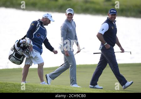 Danny Willett, de l'Angleterre, se rend au 18e green avec Lee Westwood (à droite) et son caddy Billy Foster (à gauche) pendant la première journée de l'Open d'Irlande au K Club, comté de Kildare. Banque D'Images