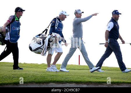 Le Danny Willett d'Angleterre se promène au 18e vert avec son caddy Jonathan Smart (à gauche), à côté de Lee Westwood (à droite) et de son caddy Billy Foster (à gauche) pendant la première journée de l'Open d'Irlande au K Club, County Kildare. Banque D'Images