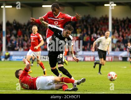 Adam Hammill de Barnsley (au centre) et Paul Downing de Walsall (à gauche) se battent pour le ballon pendant le match de la Sky Bet League One Play-off, second Leg au stade Banks's Stadium, Walsall. Banque D'Images