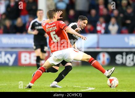 Paul Downing de Walsall (à gauche) et Adam Hammill de Barnsley se battent pour le ballon pendant le match de la Sky Bet League One Play-off, second Leg au stade Banks, Walsall. Banque D'Images