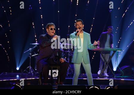 Sir Elton John (à gauche) et Bright Light Bright Light, Rod Thomas, qui se présente pendant le tournage du Graham Norton Show aux London Studios à Londres, devant être diffusé sur BBC One vendredi soir. Date de la photo: Jeudi 19 mai 2016. Le crédit photo devrait se lire: PA Images pour le compte de SO TV Banque D'Images