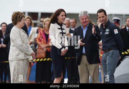 La duchesse de Cambridge rencontre le vice-lieutenant Lord-lieutenant de Hampshire Lindsay Fox, Sir Keith Mills et Sir Ben Ainslie lorsqu'elle arrive au QG de la base de BARS Land Rover à Portsmouth, Visiter le 1851 Trust pour voir comment il utilise la voile et l'industrie marine pour inspirer les jeunes dans le sport, l'éducation et la technologie. Banque D'Images