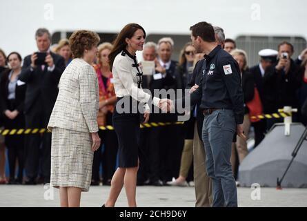 La duchesse de Cambridge rencontre le vice-lieutenant Lord-lieutenant de Hampshire Lindsay Fox, Sir Keith Mills et Sir Ben Ainslie lorsqu'elle arrive au QG de la base de BARS Land Rover à Portsmouth, Visiter le 1851 Trust pour voir comment il utilise la voile et l'industrie marine pour inspirer les jeunes dans le sport, l'éducation et la technologie. Banque D'Images