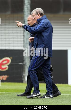 Eddie Jones, entraîneur en chef du rugby d'Angleterre (à gauche), avec Roy Hodgson, directeur du football d'Angleterre, pendant la séance d'entraînement à St George's Park, Burton. Banque D'Images