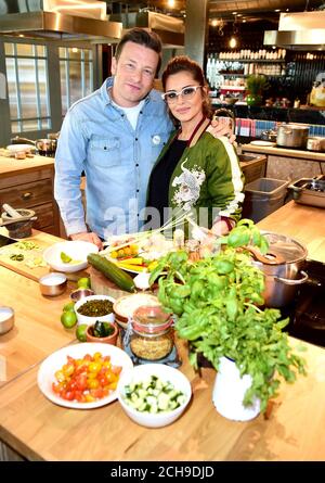 Jamie Oliver (à gauche) rejoint Cheryl à son Cookery School du centre commercial Westfield de Londres, en lançant un événement Facebook « live » qui mettra en vedette des chefs de dix pays qui encourageront les spectateurs à cuisiner des plats sains à partir de rien, Le jour de la Révolution alimentaire, qui fait partie de la campagne de la Révolution alimentaire, vise à s'attaquer aux problèmes de malnutrition et d'obésité chez les enfants. Banque D'Images