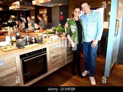 Jamie Oliver (à droite) rejoint Cheryl à sa Cookery School du centre commercial Westfield de Londres, en lançant un événement Facebook « live » qui mettra en vedette des chefs de dix pays qui encourageront les spectateurs à cuisiner des plats sains à partir de rien, Le jour de la Révolution alimentaire, qui fait partie de la campagne de la Révolution alimentaire, vise à s'attaquer aux problèmes de malnutrition et d'obésité chez les enfants. Banque D'Images