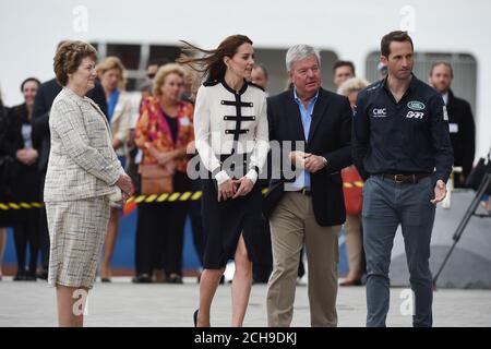 La duchesse de Cambridge rencontre le vice-lieutenant Lord-lieutenant de Hampshire Lindsay Fox, Sir Keith Mills et Sir Ben Ainslie lorsqu'elle arrive au QG de la base de BARS Land Rover à Portsmouth, Visiter le 1851 Trust pour voir comment il utilise la voile et l'industrie marine pour inspirer les jeunes dans le sport, l'éducation et la technologie. Banque D'Images