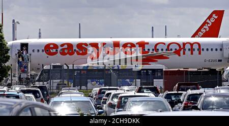 EASYJET NOUS A DEMANDÉ D'UTILISER UNIQUEMENT LES IMAGES DE LEURS AVIONS AVEC LA NOUVELLE DÉCORATION PLUTÔT QUE L'ANCIENNE. Les passagers débarquent d'un avion Easyjet à l'aéroport John Lennon de Liverpool, après une évacuation du salon des départs de l'aéroport après « un problème technique » avec ses appareils de balayage de passagers. Banque D'Images