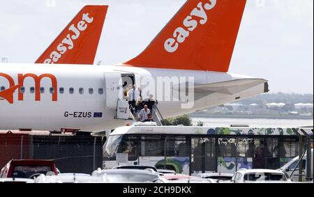 EASYJET NOUS A DEMANDÉ D'UTILISER UNIQUEMENT LES IMAGES DE LEURS AVIONS AVEC LA NOUVELLE DÉCORATION PLUTÔT QUE L'ANCIENNE. Les passagers débarquent d'un avion Easyjet à l'aéroport John Lennon de Liverpool, après une évacuation du salon des départs de l'aéroport après « un problème technique » avec ses appareils de balayage de passagers. Banque D'Images