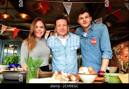 Jamie Oliver avec Tanya Burr (à gauche) et Jim Chapman (à droite) à sa Cookery School du centre commercial Westfield de Londres, lors du lancement d'un événement Facebook « live » qui mettra en vedette des chefs de dix pays encourageant les spectateurs à cuisiner des plats sains de zéro, Le jour de la Révolution alimentaire, qui fait partie de la campagne de la Révolution alimentaire, vise à s'attaquer aux problèmes de malnutrition et d'obésité chez les enfants. Banque D'Images