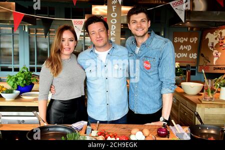 Jamie Oliver avec Tanya Burr (à gauche) et Jim Chapman (à droite) à sa Cookery School du centre commercial Westfield de Londres, lors du lancement d'un événement Facebook « live » qui mettra en vedette des chefs de dix pays encourageant les spectateurs à cuisiner des plats sains de zéro, Le jour de la Révolution alimentaire, qui fait partie de la campagne de la Révolution alimentaire, vise à s'attaquer aux problèmes de malnutrition et d'obésité chez les enfants. Banque D'Images