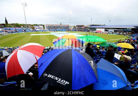 Parapluies à Headingley comme la pluie s'arrête de jouer pendant le troisième jour du 1er test Investec à Headingley, Leeds. Banque D'Images