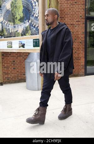 Kanye West quitte la Royal Geographical Society dans le centre de Londres après avoir participé à un Q&R avec sa femme, Kim Kardashian West , et l'artiste de maquillage Charlotte Tilbury sur la mode, l'amitié et les fabuleux coups de fouet au Vogue Festival annuel. Banque D'Images