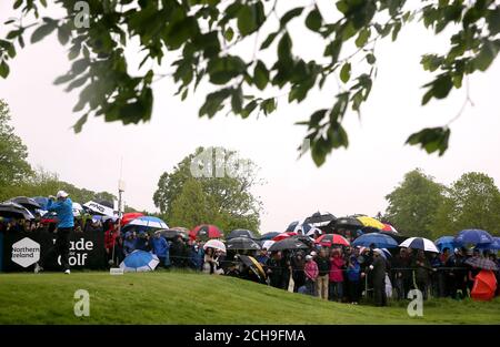 Rory McIlroy, d'Irlande du Nord, débarque sur le 5ème trou au cours de la troisième journée de l'Open d'Irlande au K Club, County Kildare. Banque D'Images