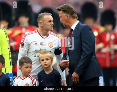 Louis van Gaal, directeur de Manchester United (à droite), discute avec le capitaine Wayne Rooney (à gauche) avant la finale de la coupe Emirates FA au stade Wembley. APPUYEZ SUR ASSOCIATION photo. Date de la photo: Samedi 21 mai 2016. Voir PA Story FOOTBALL final. Le crédit photo devrait se lire comme suit : Mike Egerton/PA Wire. RESTRICTIONS : UTILISATION ÉDITORIALE UNIQUEMENT utilisation non autorisée avec des fichiers audio, vidéo, données, listes de présentoirs, logos de clubs/ligue ou services « en direct ». Utilisation en ligne limitée à 75 images, pas d'émulation vidéo. Aucune utilisation dans les Paris, les jeux ou les publications de club/ligue/joueur unique. Banque D'Images