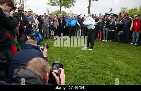 Rory McIlroy d'Irlande du Nord joue son deuxième tir sur le 11ème trou au cours du troisième jour de l'Open d'Irlande au K Club, County Kildare. Banque D'Images