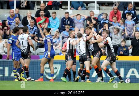 Les joueurs de Castleford Tigers fêtent avec Mike McMeeken (deuxième à droite) lors du match du Dacia Magic Weekend au St James' Park, Newcastle. Banque D'Images