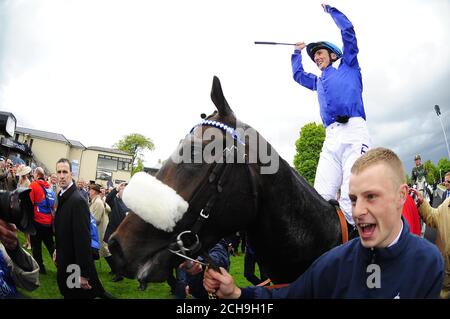 Le jockey Chris Hayes célèbre après avoir porté Awtaad à la victoire dans les Tattersalls Irish 2,000 Guinéas pendant le premier jour du festival irlandais de Guinéas de Tattersalls, à l'hippodrome de Curragh. PHOTO PRISE AVEC UN OBJECTIF FISH EYE. APPUYEZ SUR ASSOCIATION photo. Date de la photo: Samedi 21 mai 2016. Voir PA Story RACING Curragh. Le crédit photo devrait indiquer : PA Wire. Banque D'Images