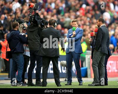 Jake Humphrey, présentateur de BT Sport (au centre à droite), avec les experts Rio Ferdinand (à l'extrême droite) et Paul Scholes, parlent sur le terrain avant le début du temps supplémentaire lors de la finale de la coupe Emirates FA au stade Wembley. APPUYEZ SUR ASSOCIATION photo. Date de la photo: Samedi 21 mai 2016. Voir PA Story FOOTBALL final. Le crédit photo devrait se lire comme suit : Mike Egerton/PA Wire. RESTRICTIONS : aucune utilisation avec des fichiers audio, vidéo, données, listes de présentoirs, logos de clubs/ligue ou services « en direct » non autorisés. Utilisation en ligne limitée à 75 images, pas d'émulation vidéo. Pas d'utilisation dans les Paris, les jeux ou un club/ligue/joueur unique publicati Banque D'Images