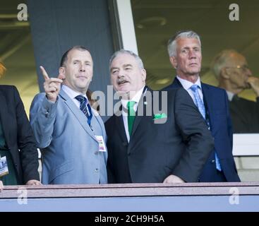 Stewart Regan, chef de la direction de l'SFA (à gauche) et Rod Petrie, président d'Hibernian, en conversation avec des fans qui envahissent le terrain après la finale de la coupe écossaise William Hill à Hampden Park, à Glasgow. Banque D'Images