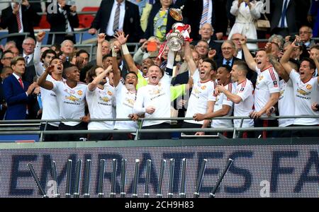 Wayne Rooney (à gauche) et Michael Carrick (à droite) de Manchester United lèvent le trophée de la coupe FA après la finale de la coupe FA Emirates au stade Wembley. APPUYEZ SUR ASSOCIATION photo. Date de la photo: Samedi 21 mai 2016. Voir PA Story FOOTBALL final. Le crédit photo devrait se lire comme suit : Mike Egerton/PA Wire. RESTRICTIONS : aucune utilisation avec des fichiers audio, vidéo, données, listes de présentoirs, logos de clubs/ligue ou services « en direct » non autorisés. Utilisation en ligne limitée à 75 images, pas d'émulation vidéo. Aucune utilisation dans les Paris, les jeux ou les publications de club/ligue/joueur unique. Banque D'Images