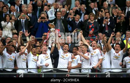 Wayne Rooney (à gauche) et Michael Carrick (à droite) de Manchester United lèvent le trophée de la coupe FA après la finale de la coupe FA Emirates au stade Wembley. APPUYEZ SUR ASSOCIATION photo. Date de la photo: Samedi 21 mai 2016. Voir PA Story FOOTBALL final. Le crédit photo devrait se lire comme suit : Nick Potts/PA Wire. RESTRICTIONS : UTILISATION ÉDITORIALE UNIQUEMENT utilisation non autorisée avec des fichiers audio, vidéo, données, listes de présentoirs, logos de clubs/ligue ou services « en direct ». Utilisation en ligne limitée à 75 images, pas d'émulation vidéo. Aucune utilisation dans les Paris, les jeux ou les publications de club/ligue/joueur unique. Banque D'Images