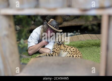 SOUS L'EMBARGO DU 0001 LUNDI 23 MAI Iain Newby avec son chat servile Squeaks, âgé de 1/2, chez lui à Great Wakering, Essex, comme des lions, des loups et des serpents venimeux mortels sont parmi des milliers d'animaux dangereux gardés dans des propriétés privées à travers le Royaume-Uni, des figures ont révélé. Banque D'Images