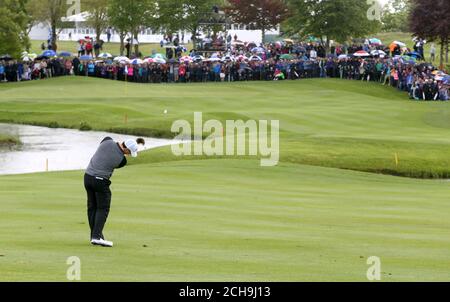 Rory McIlroy d'Irlande du Nord joue son tir d'approche sur le 6ème trou au cours du quatrième jour de l'Open d'Irlande au K Club, comté de Kildare. APPUYEZ SUR ASSOCIATION photo. Date de la photo: Dimanche 22 mai 2016. Voir PA Story GOLF Irish. Le crédit photo devrait se lire comme suit : Brian Lawless/PA Wire. RESTRICTIONS : usage éditorial uniquement. Aucune utilisation commerciale. Pas de fausse association commerciale. Pas d'émulation vidéo. Aucune manipulation des images. Banque D'Images