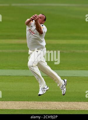 Luke Fletcher du Nottinghamshire capture Jimmy Adams des Hampshires (non représenté) de son propre bowling pendant le championnat du comté de Specsavers, match de la division 1 au Ageas Bowl, Southampton. Banque D'Images