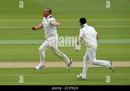 Luke Fletcher (à gauche), de Notinghamshire, célèbre après avoir pris Jimmy Adams (non illustré) des Hampshires lors de son propre bowling lors du championnat du comté de Specsavers, match de la division 1 au Ageas Bowl, à Southampton. Banque D'Images